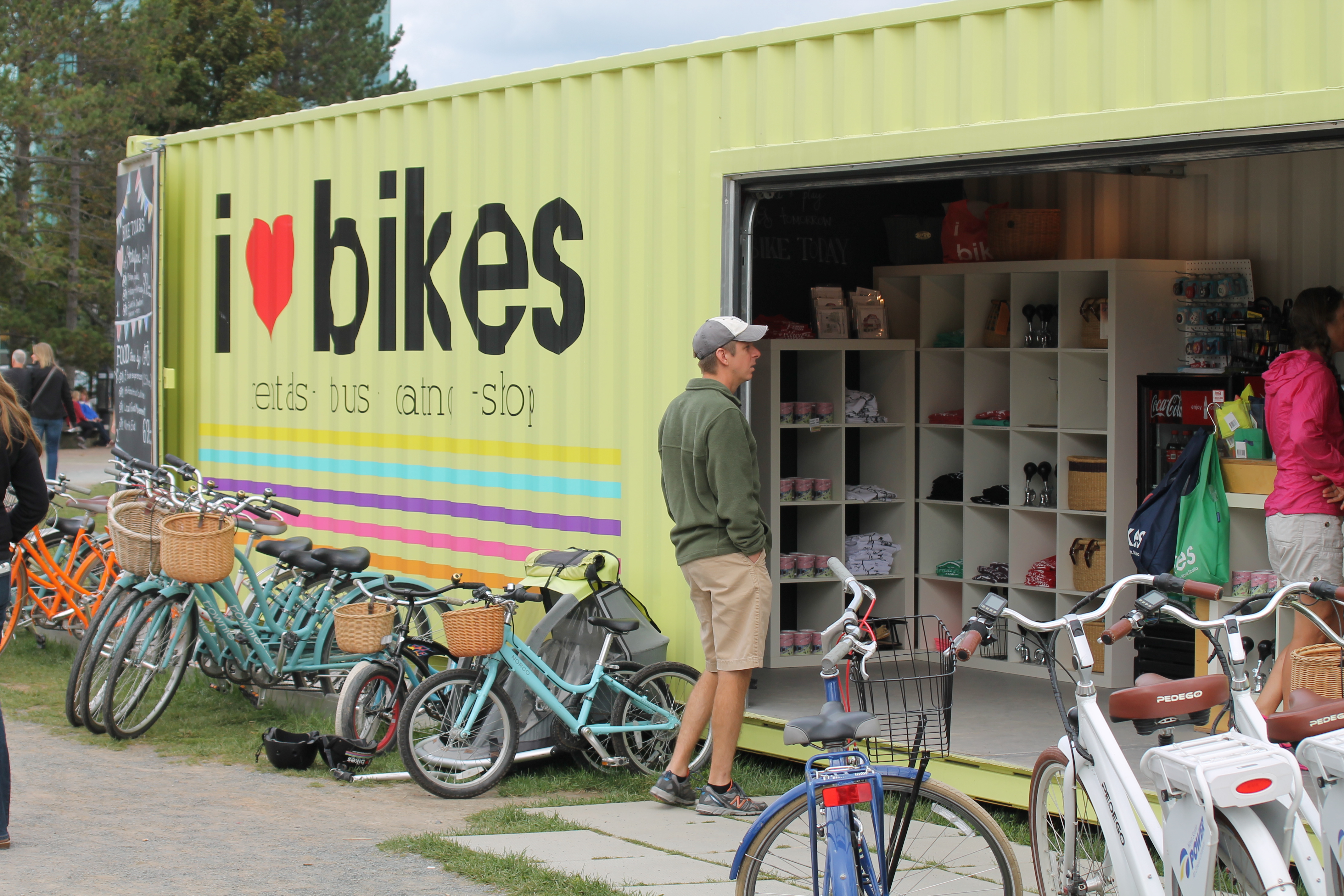 Организовать прокат. Велопрокат из контейнера. Велопрокат из морских контейнеров. Магазин из контейнера для велосипедов. Павильон для велосипедов.